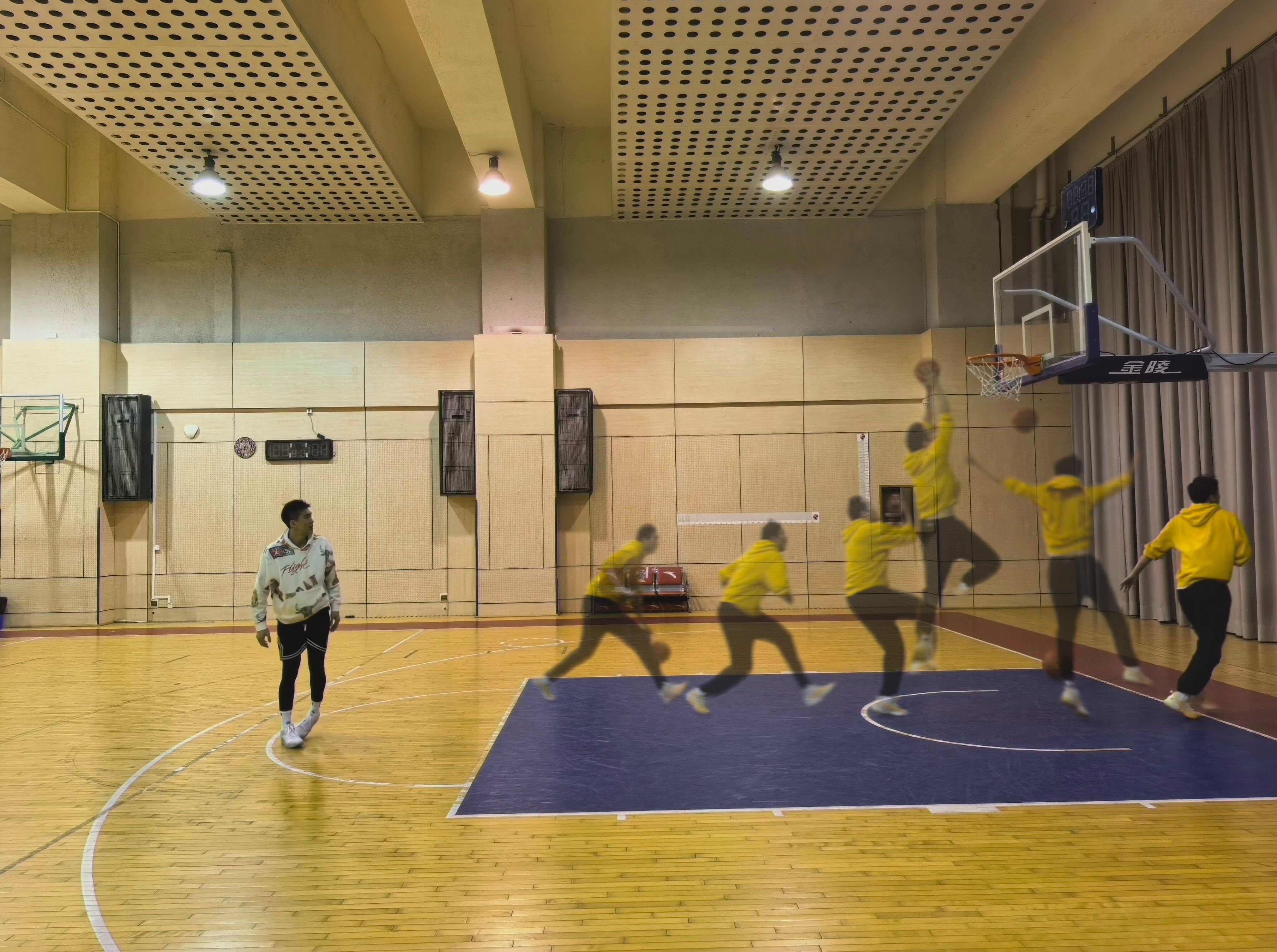 球场上的运球过人，技术造诣惊人