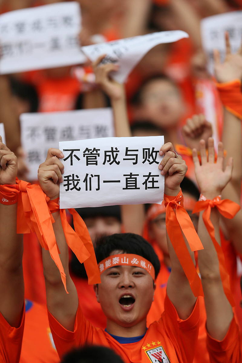 争夺胜利之战展开，双方球队竭尽全力