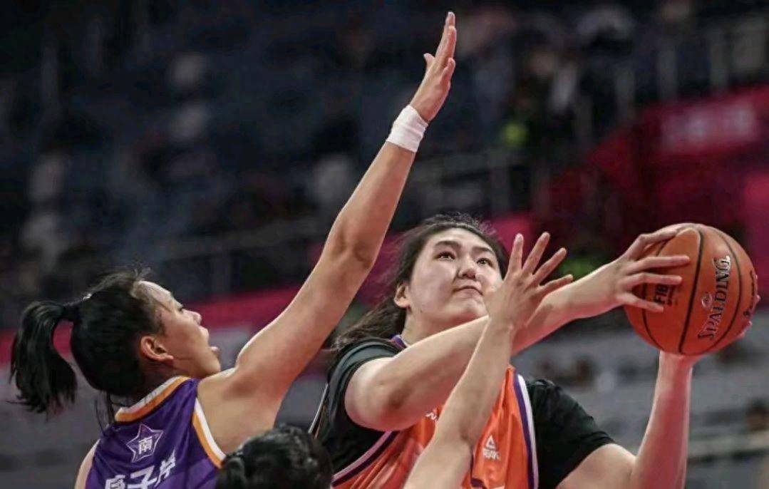 中国球员在国际篮球赛中崭露头角