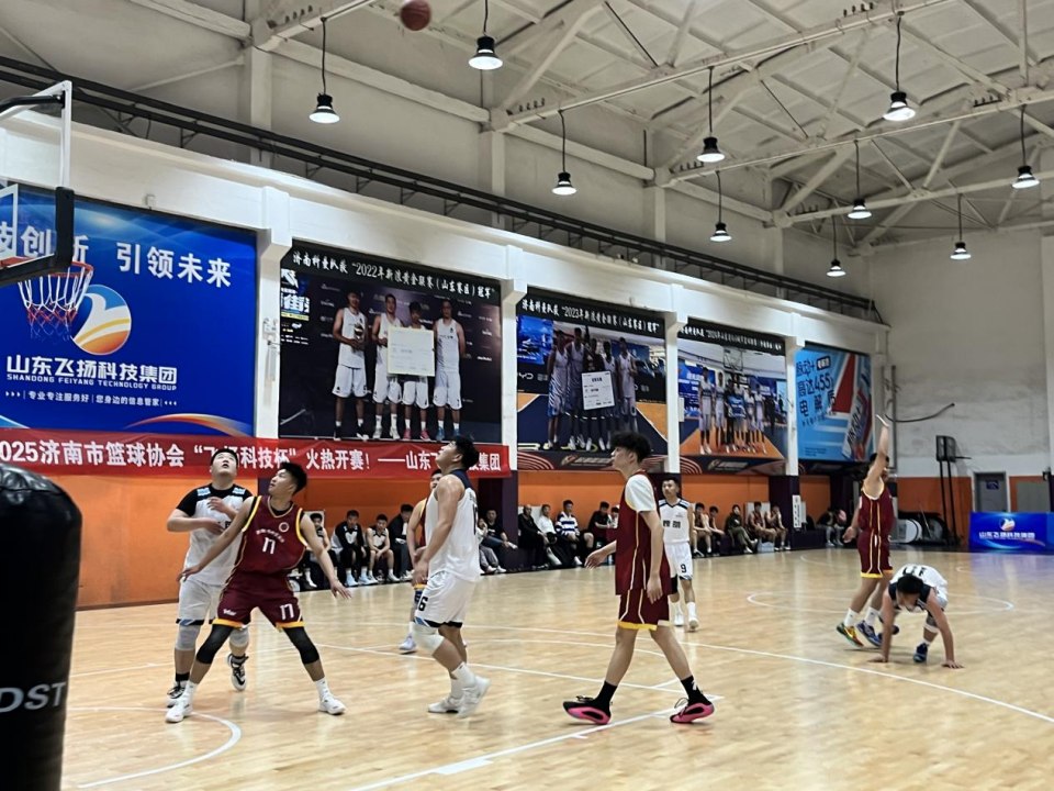 包含体育场馆内篮球赛事精彩纷呈，现场热闹非凡的词条